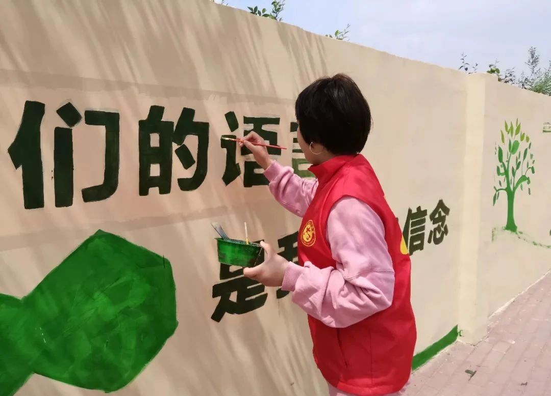  我縣組織開展“創文明城 繪文明墻”志愿活動